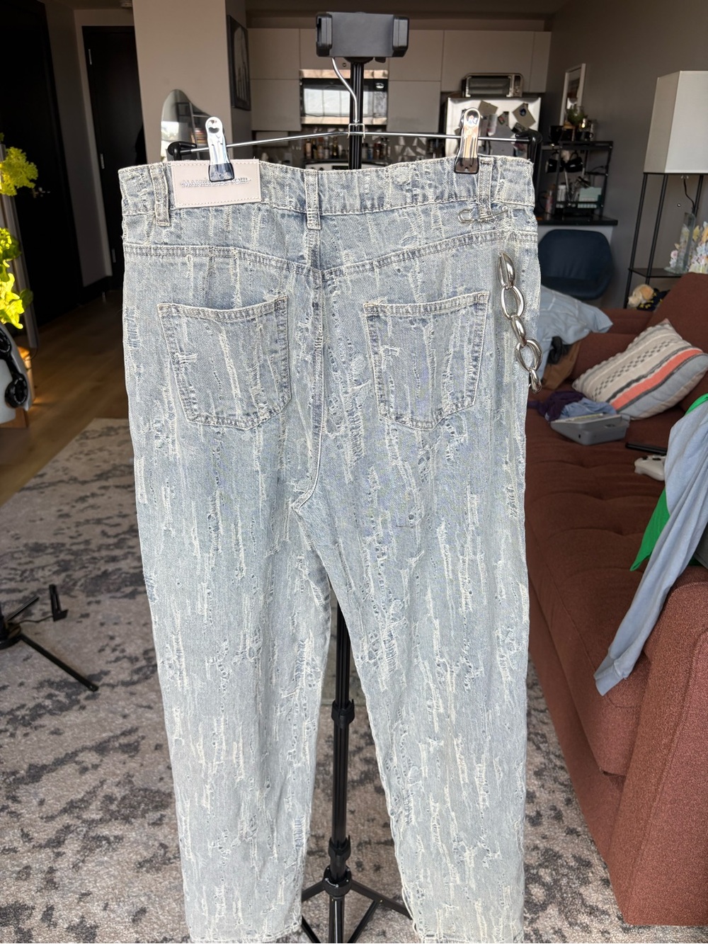 Manière De Voir Light Gray Acid-Wash Relaxed Jeans with Chain - Picture 5 of 11